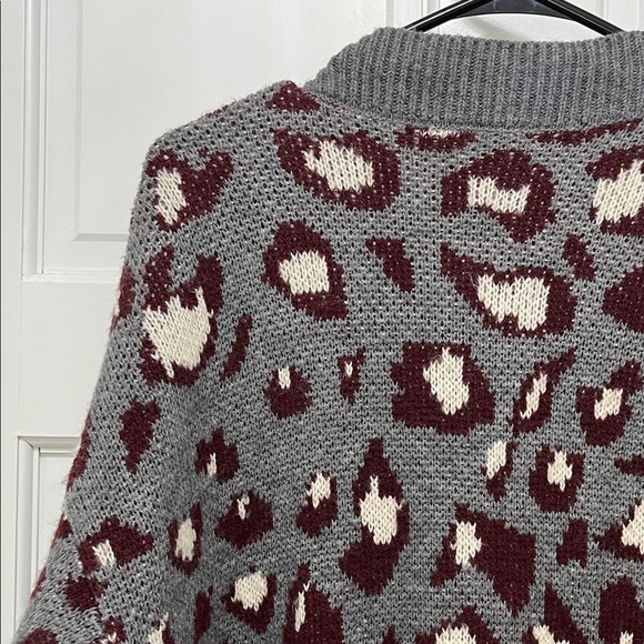 Evereve Oversized Leopard Print Cardigan in Gray and Burgundy - Size XL - Picture 11 of 16